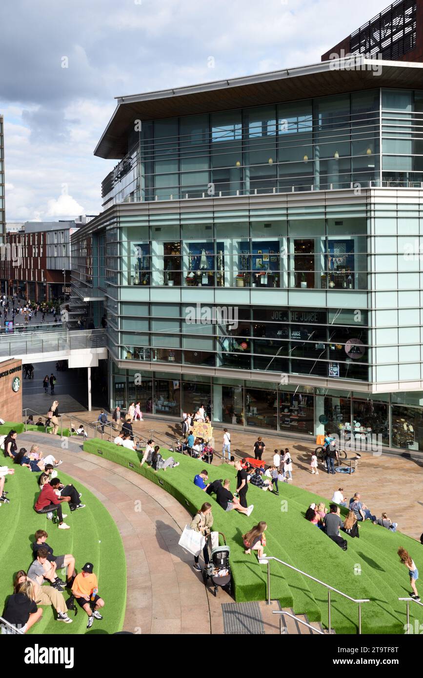 Gli acquirenti si fermano sulle terrazze artificiali in erba presso il centro commerciale Liverpool One City Centre e il moderno John Lewis Building Liverpool Inghilterra Regno Unito Foto Stock