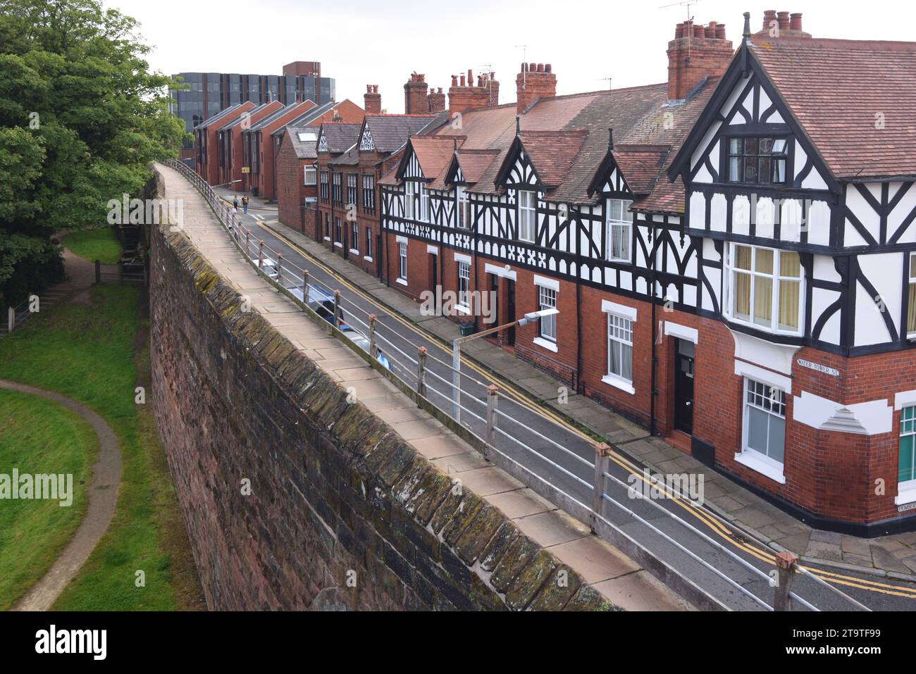 Mura della città romana e Topwnhouse vittoriani terrazzati Chester Cheshire Inghilterra Regno Unito Foto Stock