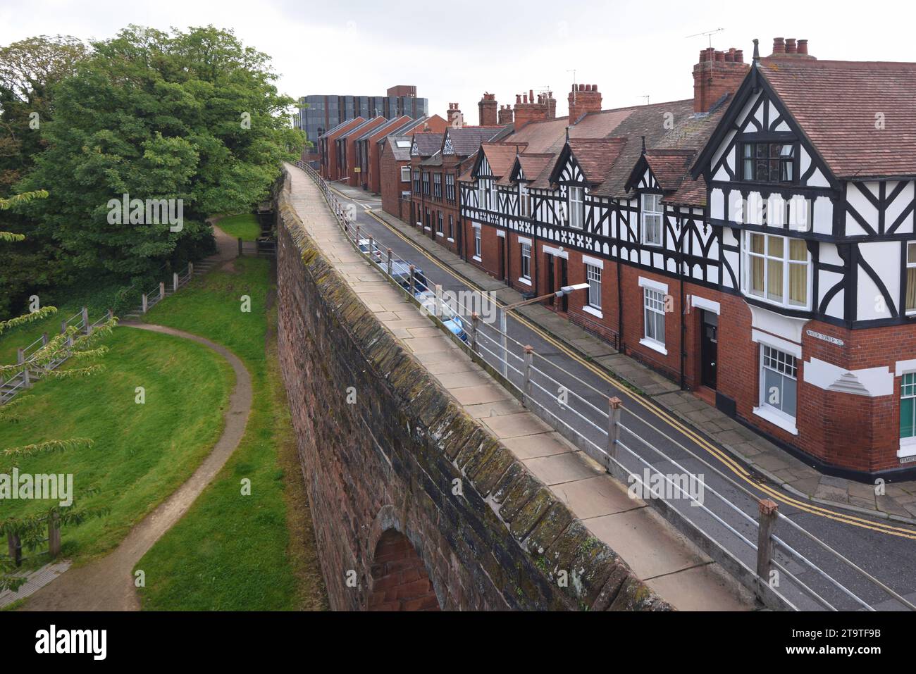 Mura della città romana e Topwnhouse vittoriani terrazzati Chester Cheshire Inghilterra Regno Unito Foto Stock