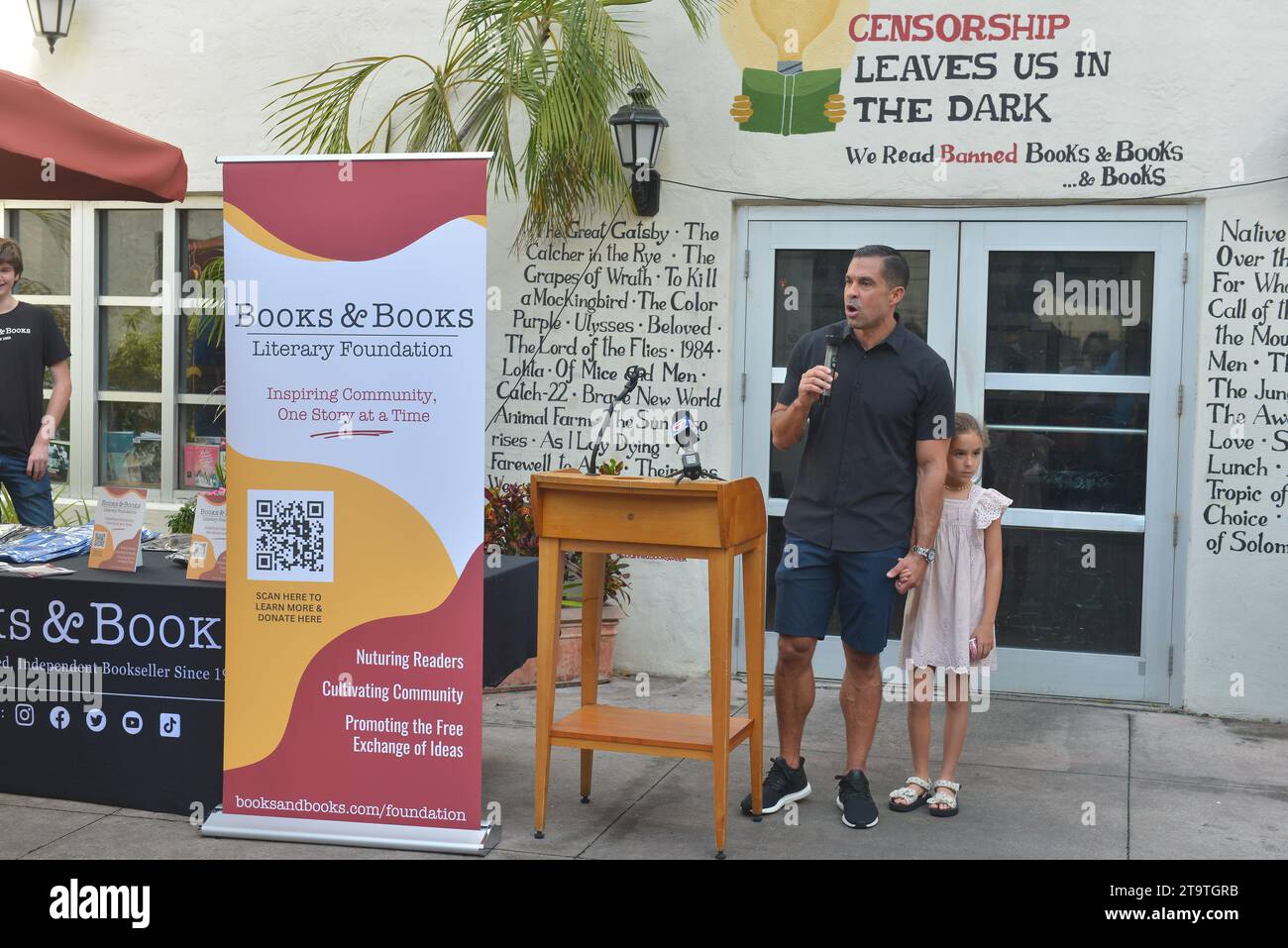 Coral Gables, USA. 25 novembre 2023. CORAL GABLES, FLORIDA - NOVEMBRE 25: il sindaco di Coral Gables Vince Lago and Daughter assiste al celebrato e lancio di Books & Books Literary New no profit Foundation con la comunità business e letteraria di Coral Gables e la camera di commercio di Coral Gables Small Business Saturday a Books and Books-Gables il 25 novembre 2023 a Coral Gables, Florida. (Foto di JL/Sipa USA) credito: SIPA USA/Alamy Live News Foto Stock