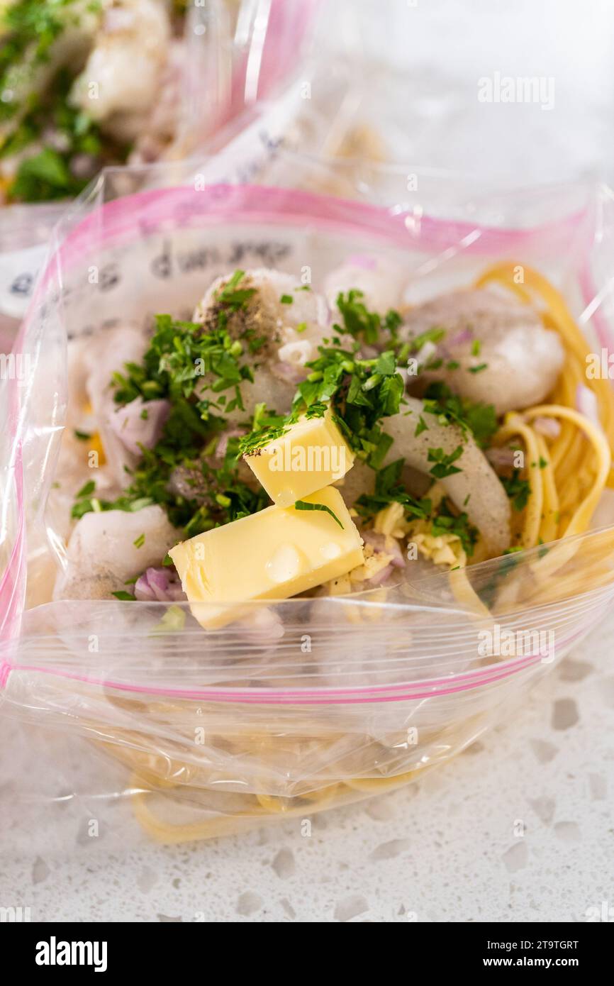 Preparazione di pasti di scampi di gamberetti congelati Foto Stock