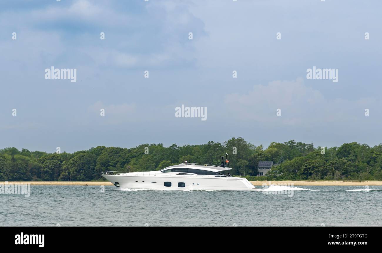 grande yacht a motore bianco in corso fuori dall'isola riparata Foto Stock