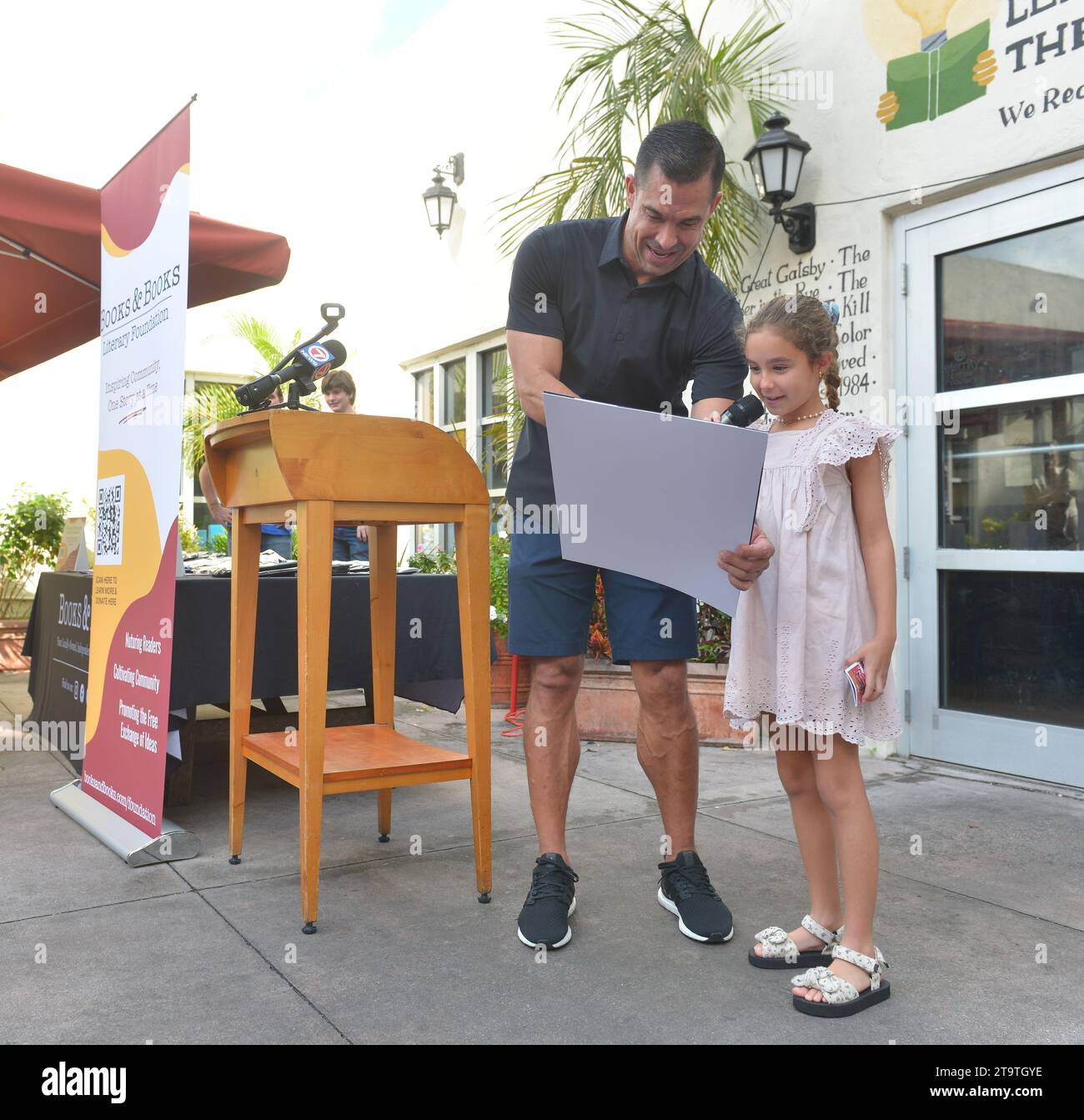 Coral Gables, USA. 25 novembre 2023. CORAL GABLES, FLORIDA - NOVEMBRE 25: il sindaco di Coral Gables Vince Lago and Daughter assiste al celebrato e lancio di Books & Books Literary New no profit Foundation con la comunità business e letteraria di Coral Gables e la camera di commercio di Coral Gables Small Business Saturday a Books and Books-Gables il 25 novembre 2023 a Coral Gables, Florida. (Foto di JL/Sipa USA) credito: SIPA USA/Alamy Live News Foto Stock