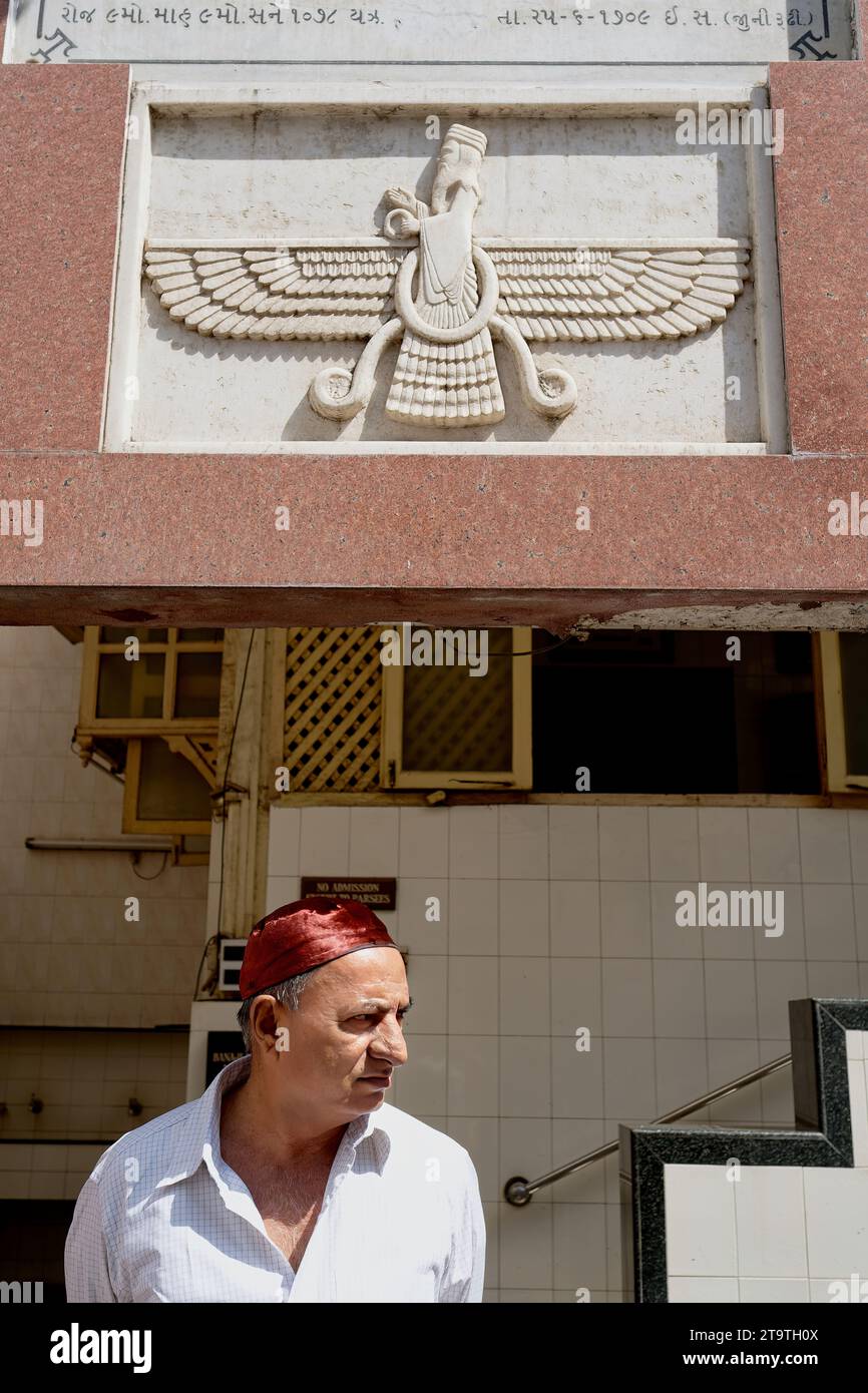 Un uomo Parsee (Parsi) che indossa un tipico cappello Parsee all'ingresso del Banaji Limji Agiary, il più antico tempio del fuoco Parsee a Mumbai, India, est.1709 Foto Stock Un uomo Parsee (Parsi) che indossa un tipico cappello Parsee all'ingresso del Banaji Limji Agiary, il più antico tempio del fuoco Parsee a Mumbai, India, est.1709 Foto Stock