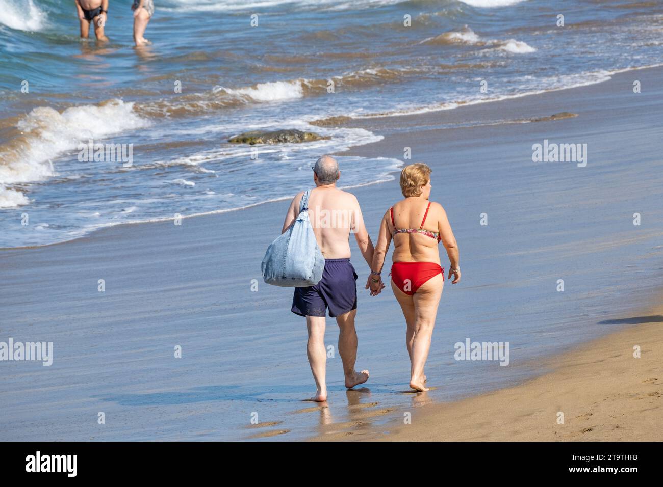 Gran Canaria, Isole Canarie, Spagna, 27 novembre 2023. I turisti, molti inglesi, si crogiolano al sole sulla spiaggia cittadina di Las Palmas. Crediti: Alan Dawson/Alamy Live News. Foto Stock