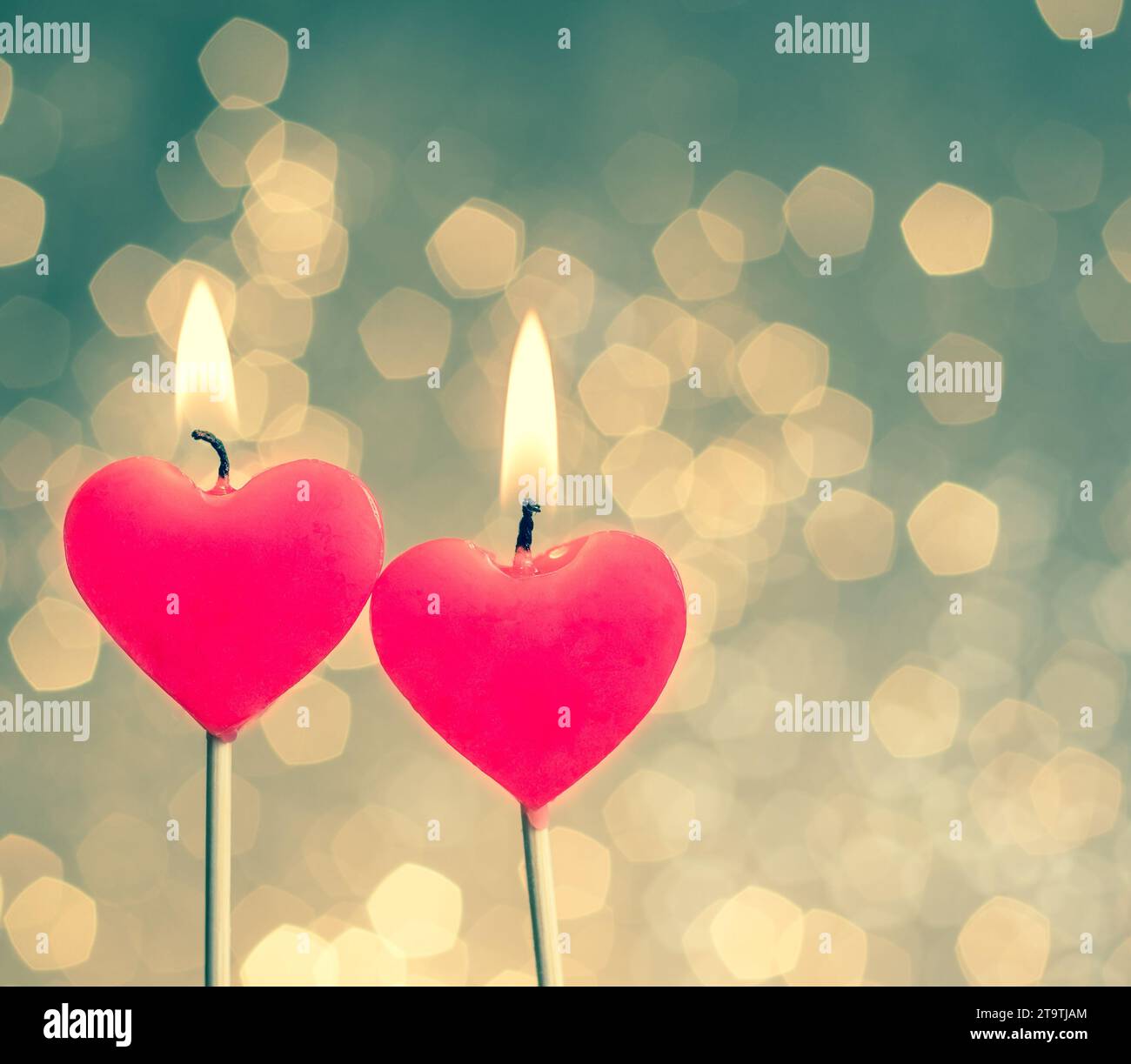 Cuori candele su vintage bokeh come sfondo in stile vintage, il giorno di San Valentino e il concetto di amore Foto Stock