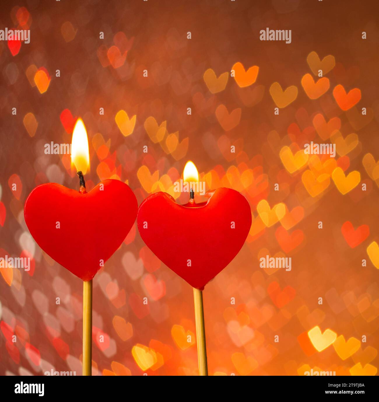 Cuori rossi candele a scaldare i cuori bokeh come sfondo, il giorno