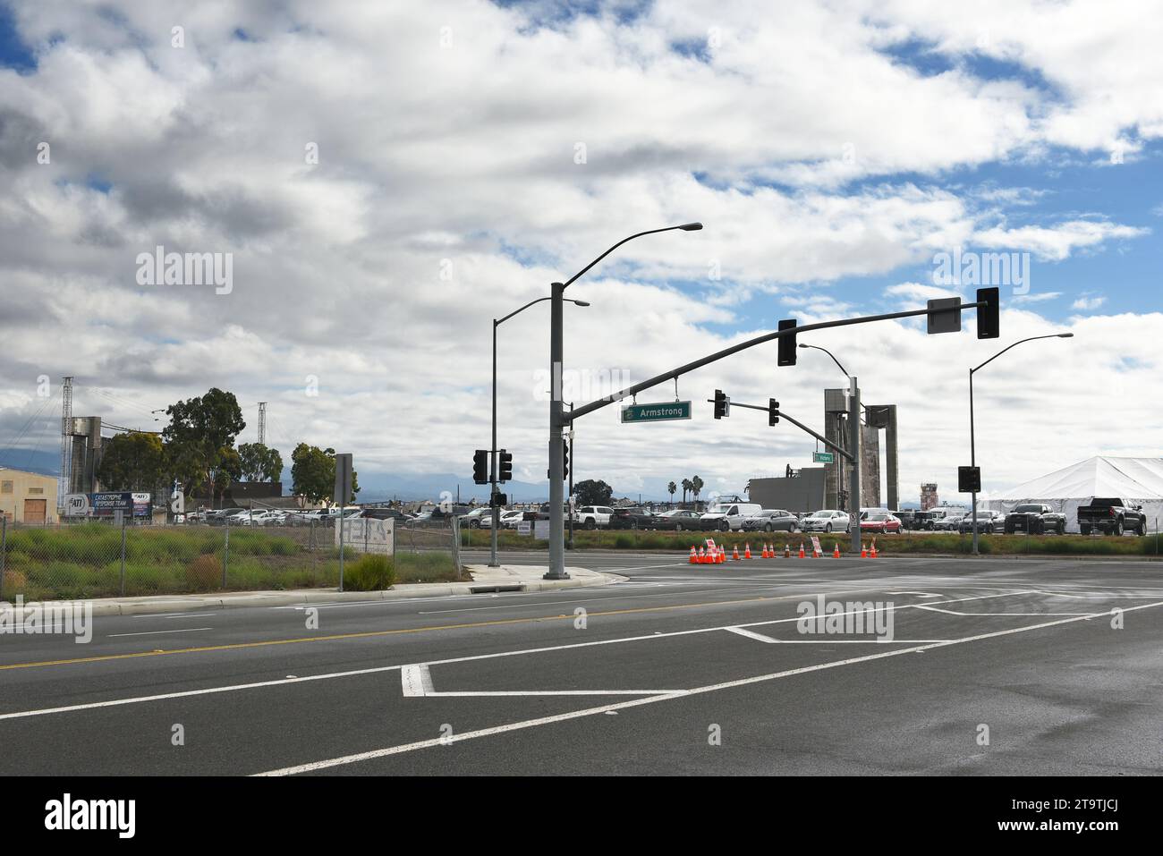 TUSTIN, CALIFORNIA - 18 novembre 2023: USMCAS Tustin Blimp Hangar dopo l'incendio visto dall'incrocio tra Victory e Armstrong. Foto Stock