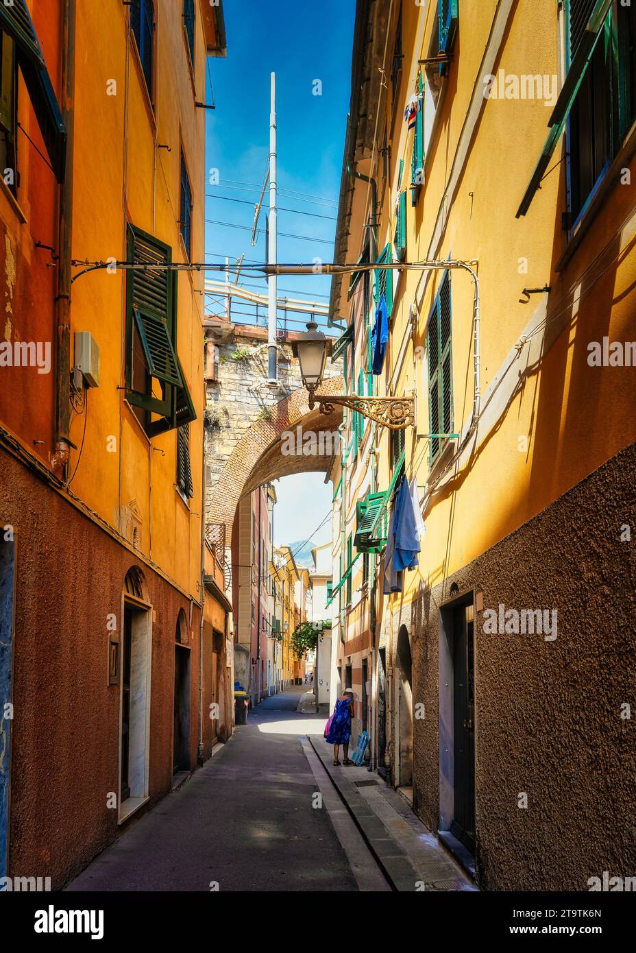 Genova, un incantevole pomeriggio immerso nella storia e nella bellezza marittima. Tra le strette stradine del centro storico e l'ampia vista. Foto Stock