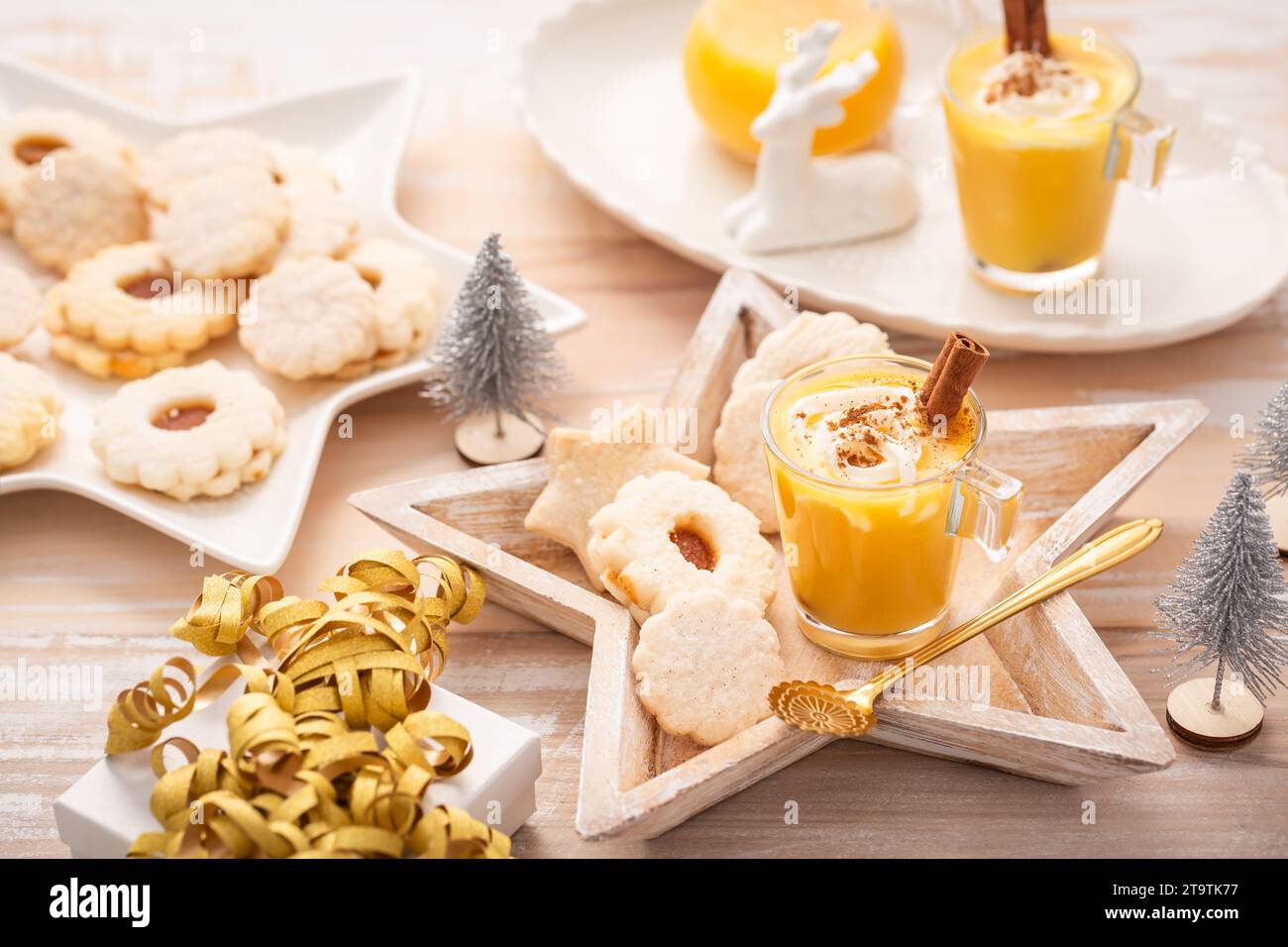 Eggnog fatto in casa, liquore alle uova per Natale con piccoli biscotti Foto Stock