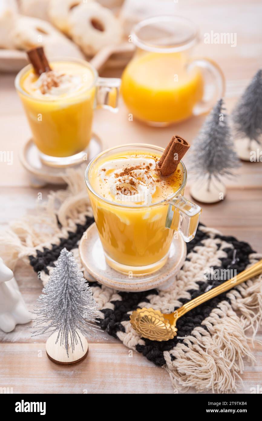 Eggnog fatto in casa, liquore alle uova per Natale con piccoli biscotti Foto Stock