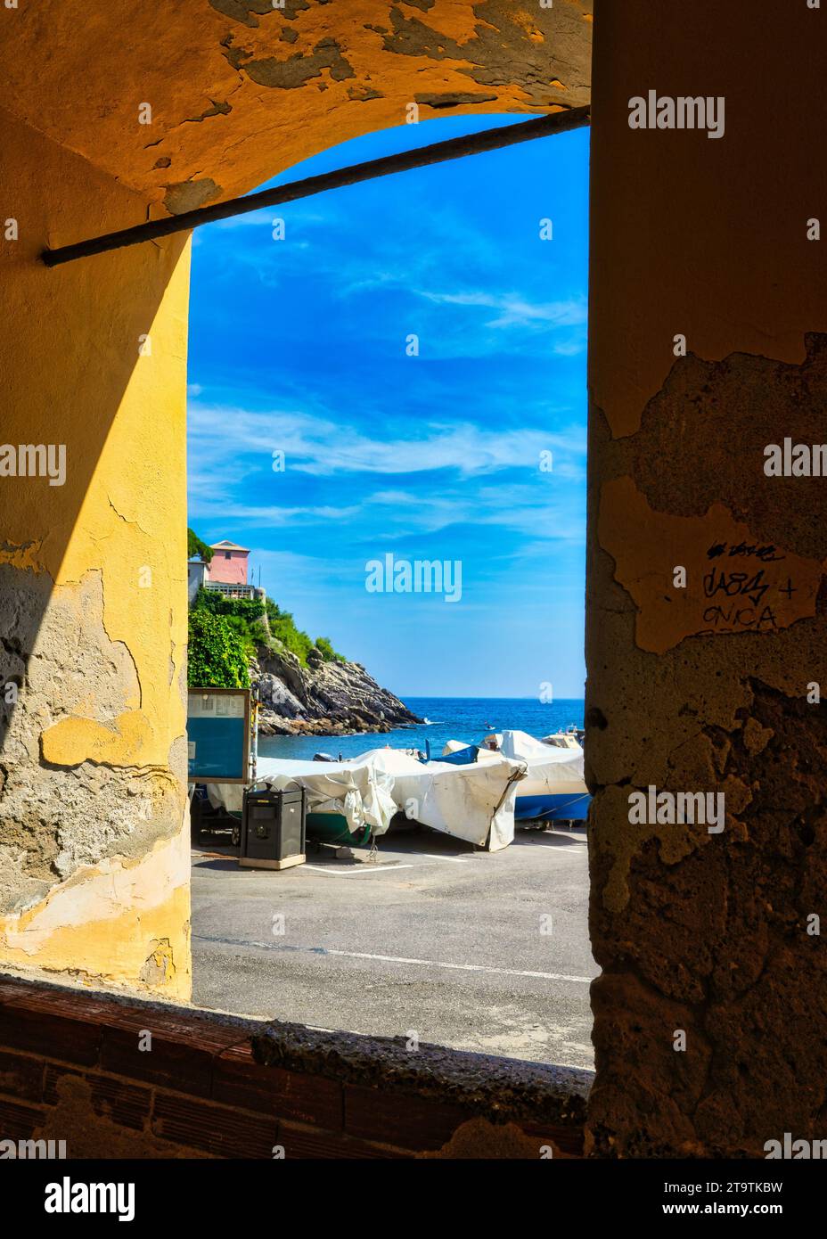 Genova, un incantevole pomeriggio immerso nella storia e nella bellezza marittima. Tra le strette stradine del centro storico e l'ampia vista. Foto Stock