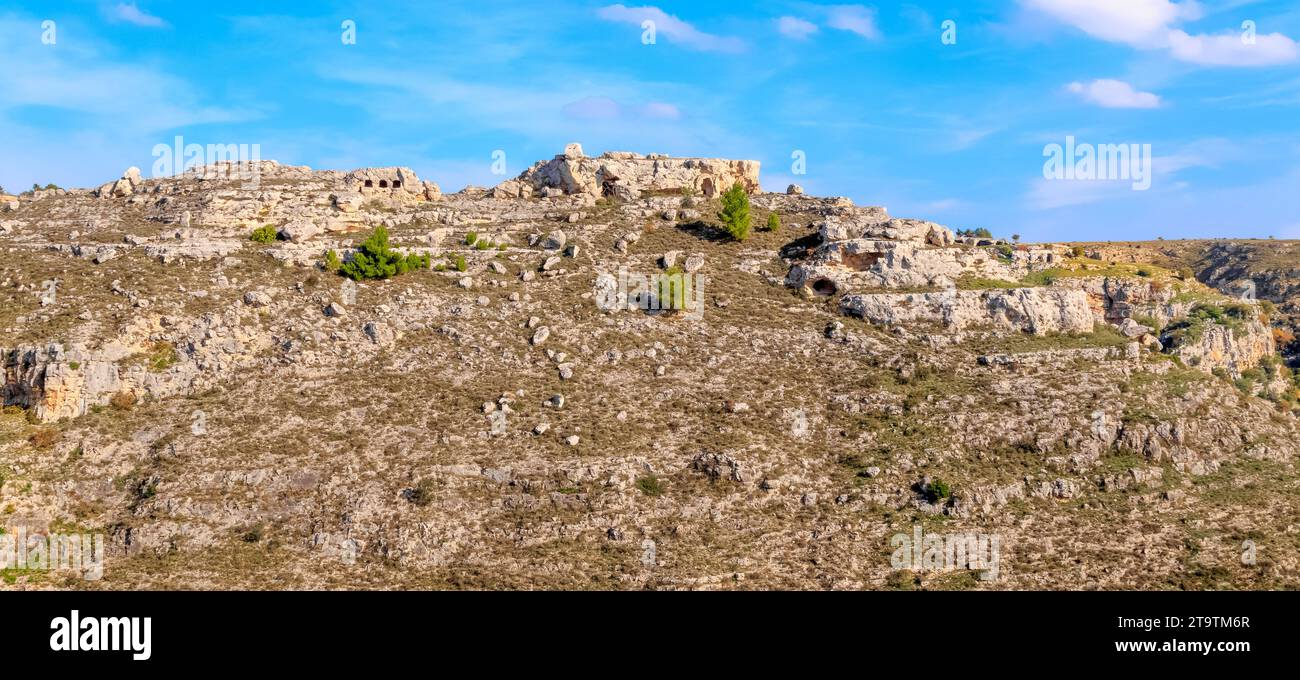Paesaggio di chiesa rupestre, edificio storico. Sassi di Matera. Basilicata sotto il cielo blu Foto Stock