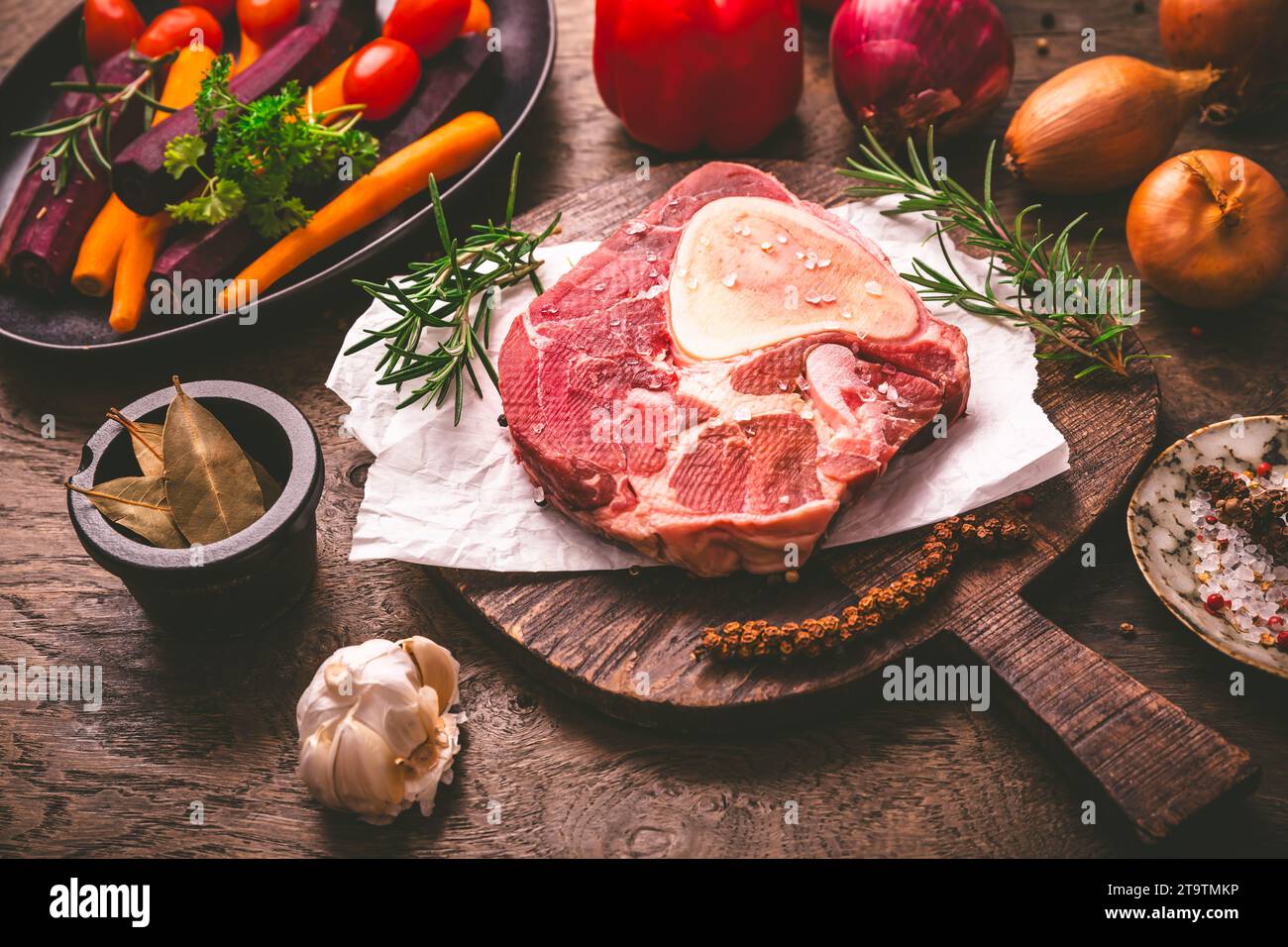 Bistecca di carne cruda di manzo, con ingredienti per la preparazione di ossobuco Foto Stock