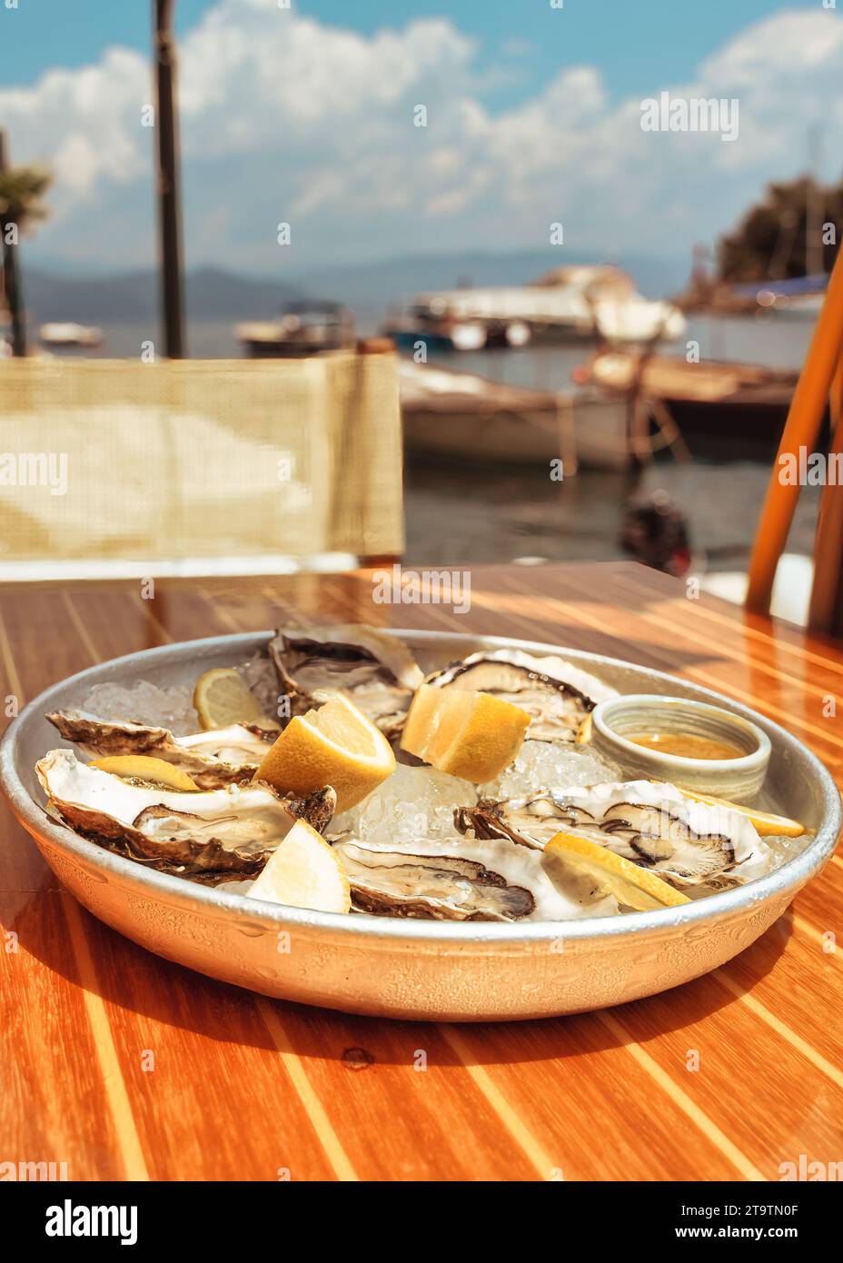 Portofino, dove ogni piatto è una sinfonia di sapori mediterranei. Ho apprezzato il mio palato con cibo fresco, pesto aromatico e olio d'oliva locale. Foto Stock