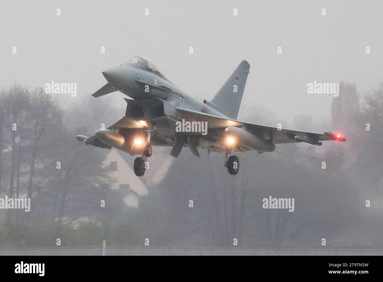 Niedersachsen, Hannover, Eurofighter auf dem Flughafen Hannover: Luftwaffe trainiert den Schutz von Großstädten, Bundeswehr, Die Luftwaffe verstärkt ihre Zusammenarbeit mit zivilen Infrastruktur- Einrichtungen, um in Gefahrensituationen den Schutz deutscher Großstädte zu verbessern. Zu diesem Zweck Begnt am Montag, 27. Novembre 2023, eine knapp einwöchige Übung auf dem Hannover Airport, Kampfflugzeuge vom Typ Eurofighter, **** bassa Sassonia, Hannover, Eurofighter presso l'aeroporto di Hannover, la Luftwaffe treni per proteggere le grandi città, Bundeswehr, l'aeronautica tedesca sta intensificando la sua cooperazione con il civ Foto Stock