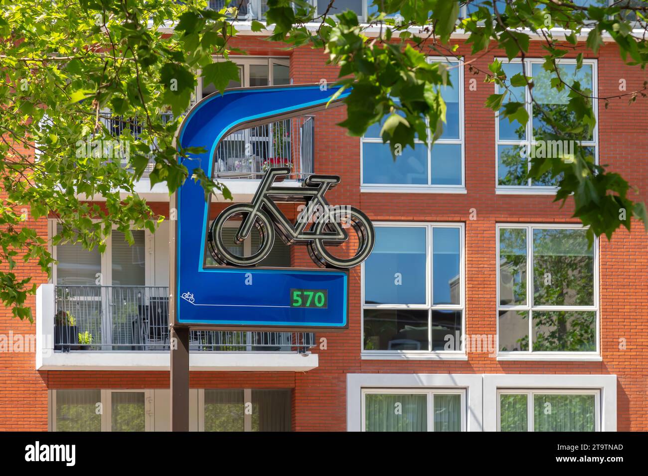 Ingresso sotterraneo olandese di un ampio parcheggio per biciclette a Nijmgen, Paesi Bassi Foto Stock
