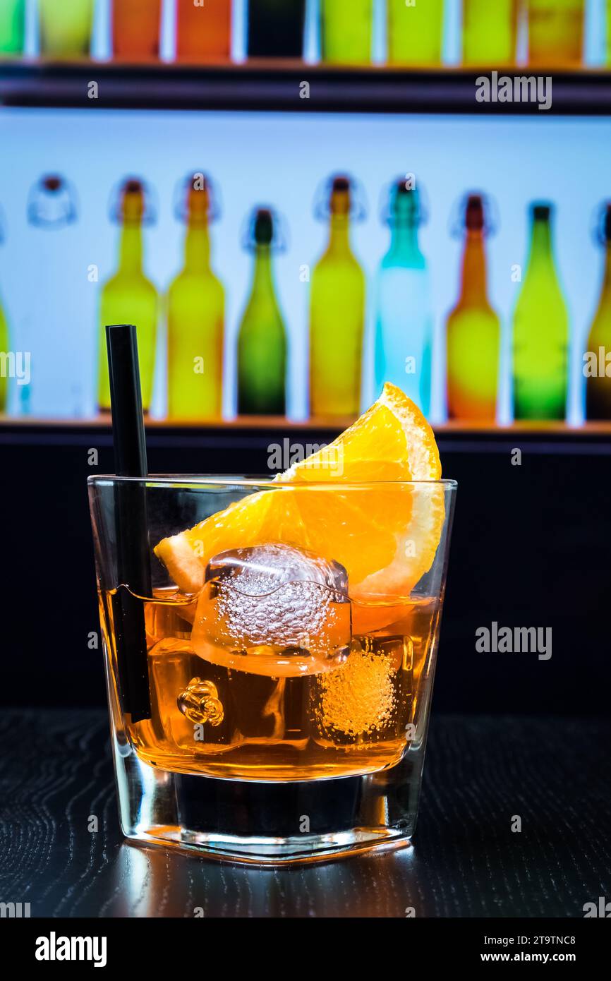 bicchiere di spritz aperitivo cocktail aperol con fette d'arancia e cubetti di ghiaccio sul tavolo da bar, atmosfera da discoteca lounge, concetto lounge bar Foto Stock