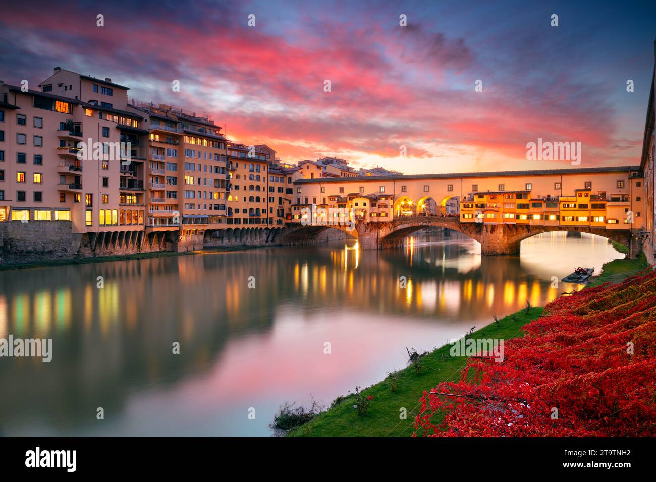 Firenze, Italia. Immagine del paesaggio urbano dell'iconica Firenze, Italia, con il famoso Ponte Vecchio (Ponte Vecchio) al bellissimo tramonto autunnale. Foto Stock