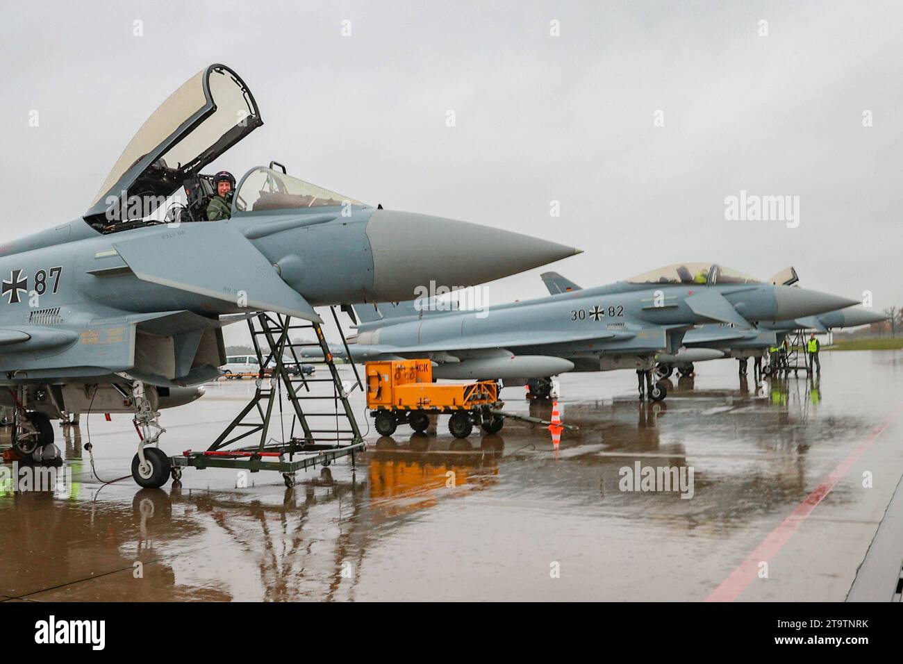 Niedersachsen, Hannover, Eurofighter auf dem Flughafen Hannover: Luftwaffe trainiert den Schutz von Großstädten, Bundeswehr, Die Luftwaffe verstärkt ihre Zusammenarbeit mit zivilen Infrastruktur- Einrichtungen, um in Gefahrensituationen den Schutz deutscher Großstädte zu verbessern. Zu diesem Zweck Begnt am Montag, 27. Novembre 2023, eine knapp einwöchige Übung auf dem Hannover Airport, Kampfflugzeuge vom Typ Eurofighter, **** bassa Sassonia, Hannover, Eurofighter presso l'aeroporto di Hannover, la Luftwaffe treni per proteggere le grandi città, Bundeswehr, l'aeronautica tedesca sta intensificando la sua cooperazione con il civ Foto Stock