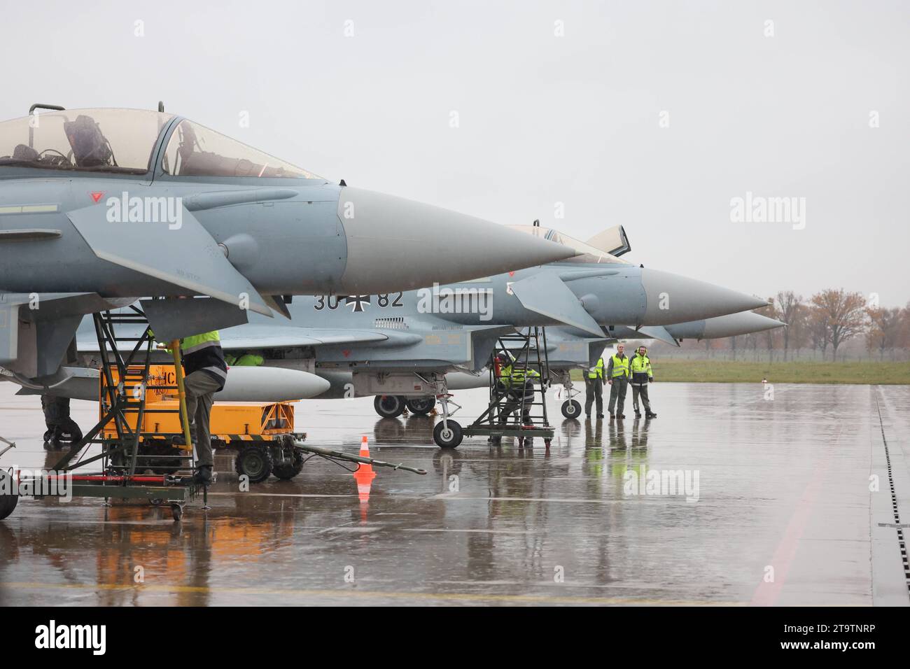 Niedersachsen, Hannover, Eurofighter auf dem Flughafen Hannover: Luftwaffe trainiert den Schutz von Großstädten, Bundeswehr, Die Luftwaffe verstärkt ihre Zusammenarbeit mit zivilen Infrastruktur- Einrichtungen, um in Gefahrensituationen den Schutz deutscher Großstädte zu verbessern. Zu diesem Zweck Begnt am Montag, 27. Novembre 2023, eine knapp einwöchige Übung auf dem Hannover Airport, Kampfflugzeuge vom Typ Eurofighter, **** bassa Sassonia, Hannover, Eurofighter presso l'aeroporto di Hannover, la Luftwaffe treni per proteggere le grandi città, Bundeswehr, l'aeronautica tedesca sta intensificando la sua cooperazione con il civ Foto Stock