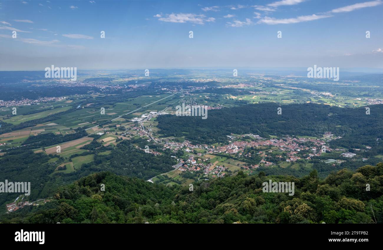 Vista panoramica aerea dalla Val di Chy o dalla Valchiusella, vista dell'anfiteatro morenico, formazione geologica, panorama ad alta risoluzione Foto Stock