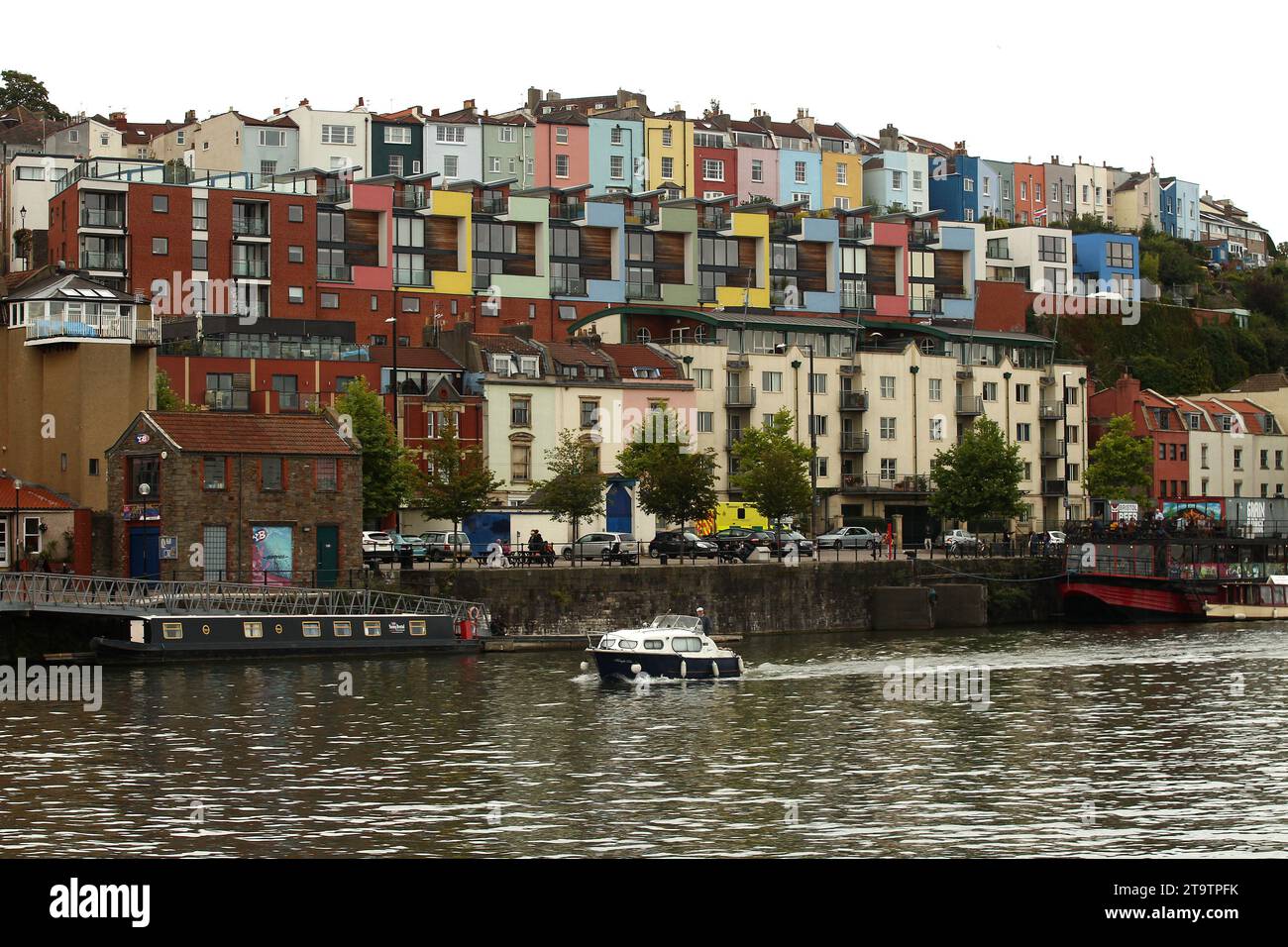 Bristol, Inghilterra - 24 agosto 2014: Una vista panoramica delle colorate case a schiera di Clifton vale e Hotwells con una barca sul fiume Avon a Bri Foto Stock