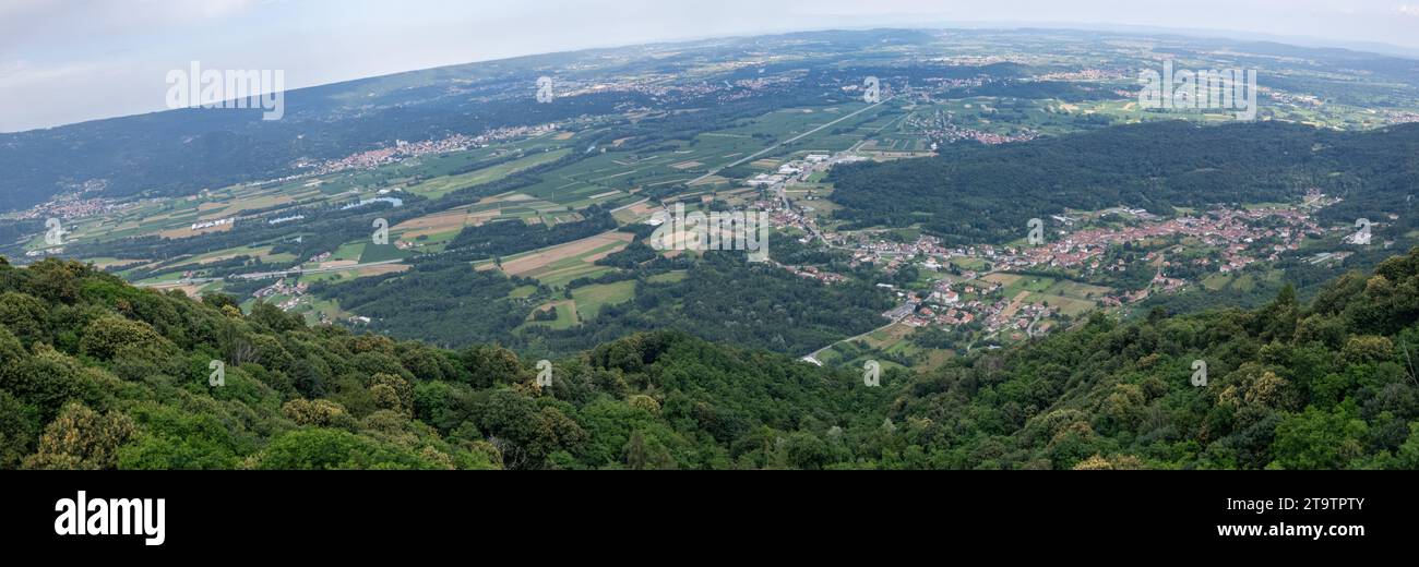 Vista panoramica aerea dalla Val di Chy o dalla Valchiusella, vista dell'anfiteatro morenico, formazione geologica, panorama ad alta risoluzione Foto Stock