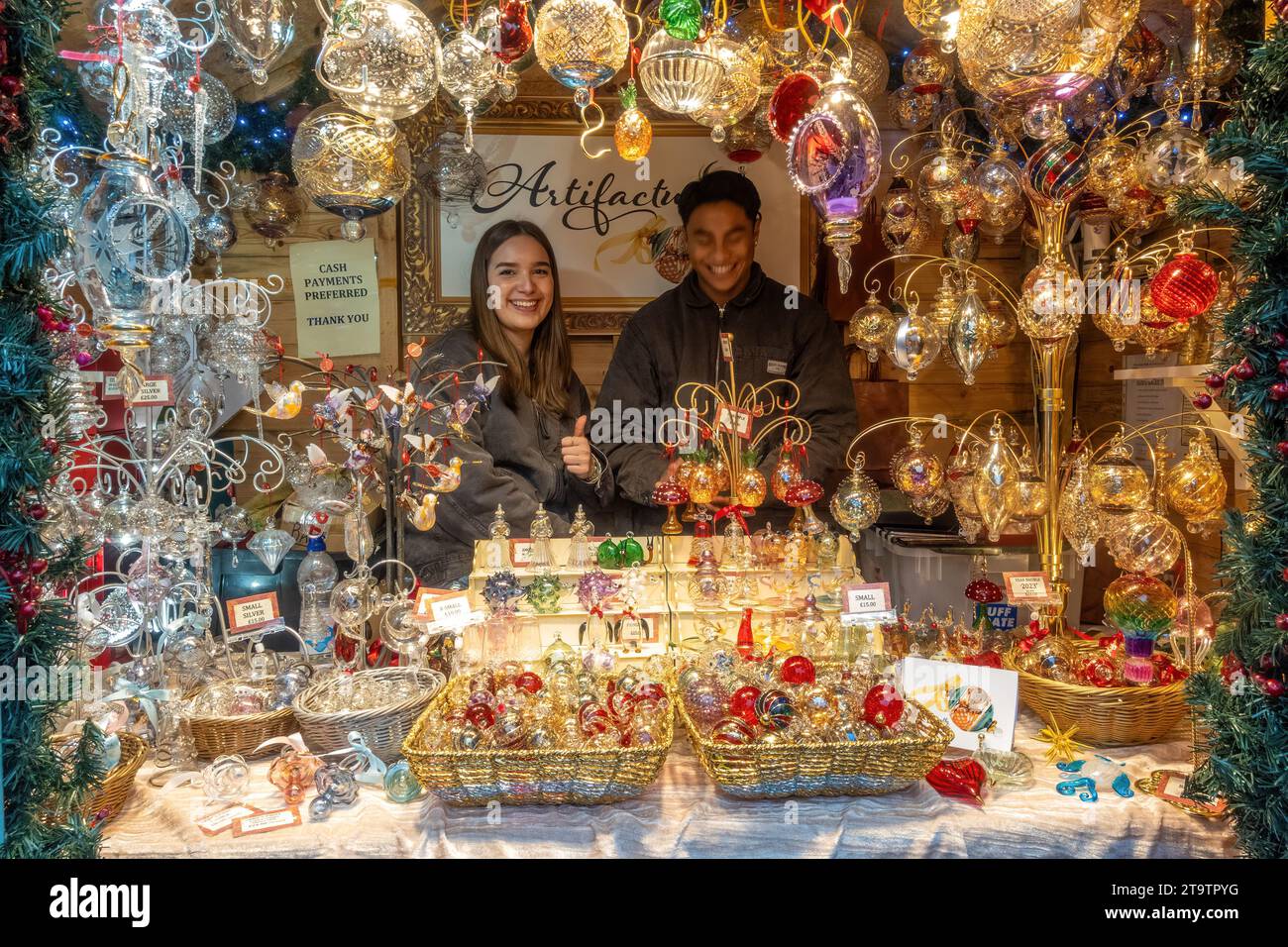 Mercatino di Natale di Winchester da novembre a dicembre 2023, Hampshire, Inghilterra, Regno Unito, un evento festivo annuale che si tiene accanto alla cattedrale di Winchester Foto Stock