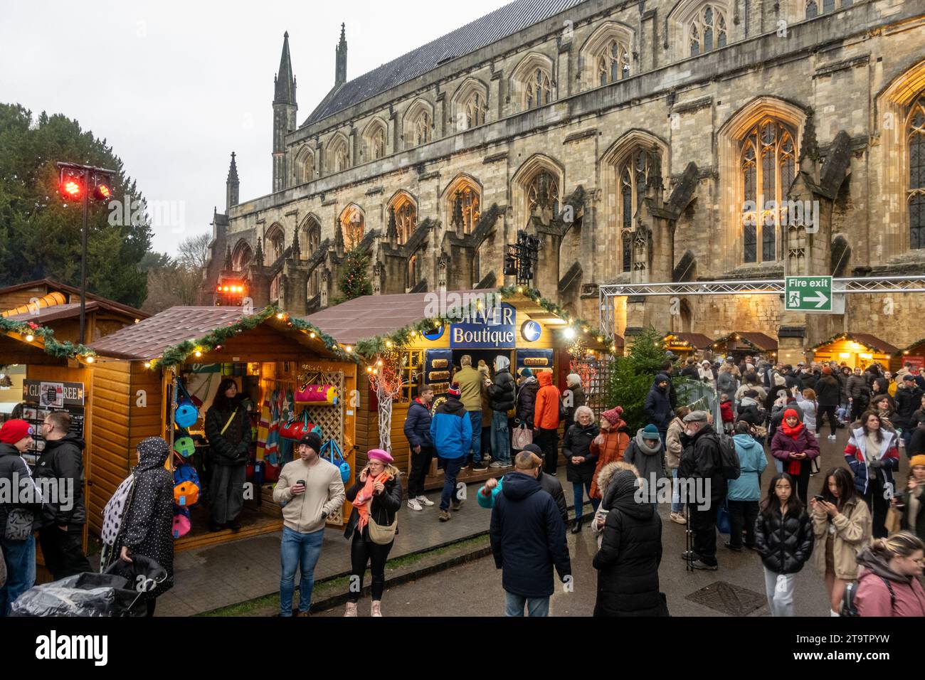 Mercatino di Natale di Winchester da novembre a dicembre 2023, Hampshire, Inghilterra, Regno Unito, un evento festivo annuale che si tiene accanto alla cattedrale di Winchester Foto Stock
