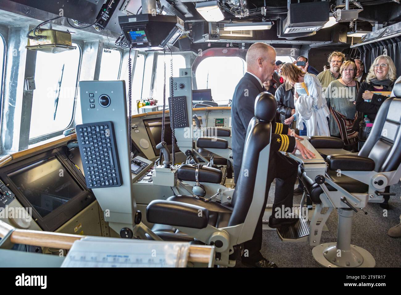 Gli ufficiali della marina visitano con gli ospiti il ponte della nave da guerra USS Jackson classe LCS-6 Independence durante il bombardamento a Gulfport, Mississippi Foto Stock