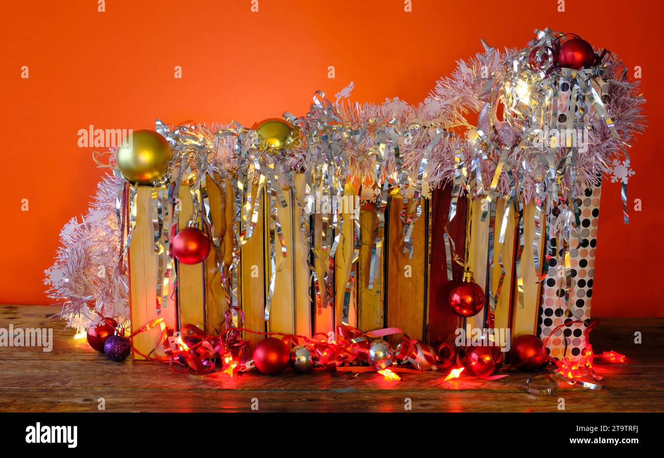 Dare libri per natale, libri come regalo di natale, regalo di natale, lettura, letteratura, istruzione. Fila di libri con sontuose decorazioni natalizie, gratis Foto Stock