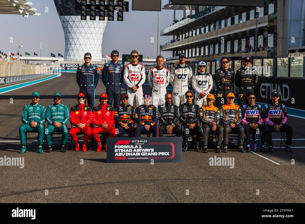Yas Marina Circuit, Abu Dhabi, Emirati Arabi Uniti, 26.novembre.2023; tutti i piloti alla fine dell'anno, Max VERSTAPPEN, NED, Sergio PEREZ Mendoza, mex, Carlos SAINZ Jr., ESP, Charles LECLERC, MCO, Lando NORRIS, GBR, Oscar PIASTRI, AUS, Daniel RICCIARDO, Yuki TSUNODA, JAP, Esteban OCON, fra, Pierre GASLY, Lewis HAMILTON, Georges RUSSEL, Valtteri BOTTAS, fin, Guanyu ZHOU, CHN, Kevin MAGNUSSEN, DEN, Nico Hülkenberg, (HUELKENBERG), GER, Fernando ALONSO, Lance WALK, CAN, Alexander ALBON, THAI, Logan Sargeant, USA, F1, Formel 1, ABU DHABI Formel 1 Grand Prix 2023, foto durante la Formula 1 Foto Stock