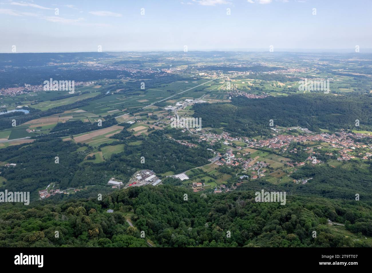 Vista panoramica aerea dalla Val di Chy o dalla Valchiusella, vista dell'anfiteatro morenico, formazione geologica, panorama ad alta risoluzione Foto Stock