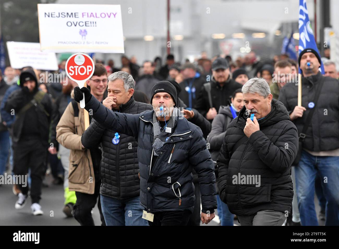 Mlada Boleslav, Repubblica Ceca. 27 novembre 2023. I dipendenti di SKODA AUTO e di altre organizzazioni industriali stanno manifestando a Mlada Boleslav contro le misure proposte dal governo che ridurrebbero il potere d'acquisto dei lavoratori, il 27 novembre 2023, nella Repubblica Ceca. Un'interruzione della produzione di un'ora per protestare contro i recenti passi del governo ceco coinvolge centinaia di aziende del settore, fino a un milione di dipendenti cechi.il governo ceco propone quello che chiamano un pacchetto di consolidamento, che include l'introduzione di un contributo del 0,6% dei lavoratori all'assicurazione malattia Foto Stock