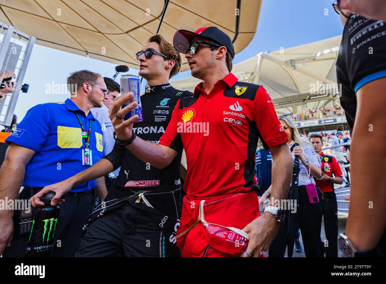 Yas Marina Circuit, Abu Dhabi, Emirati Arabi Uniti, 26 novembre 2023; Charles Leclerc e George Russell durante il Gran Premio di Formula uno di Abu Dhabi ( foto di Jay HIRANO/ATP Images ) (HIRANO Jay/ATP/SPP) credito: SPP Sport Press Photo. /Alamy Live News Foto Stock