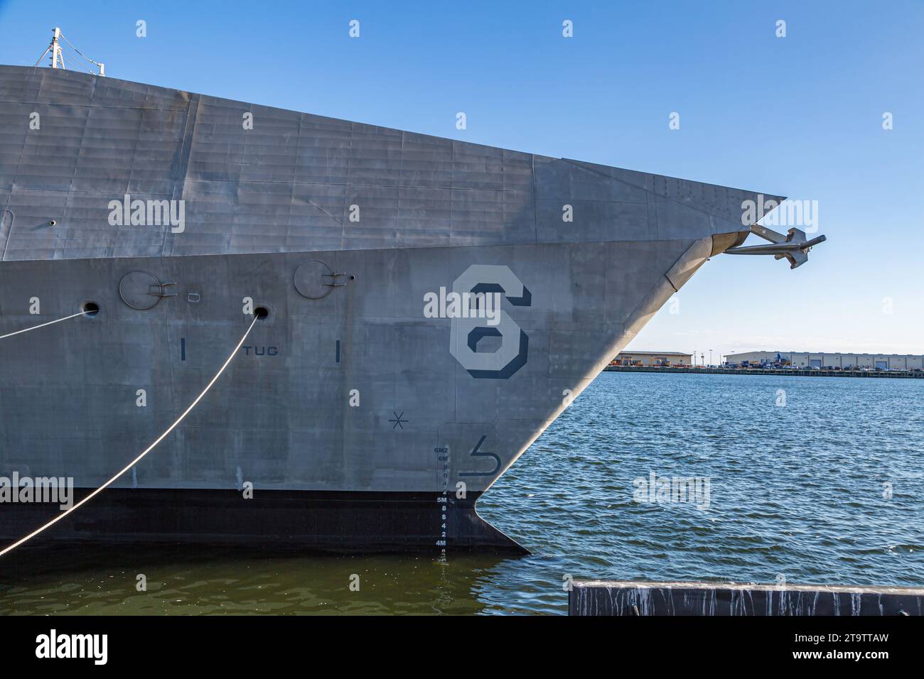 Arco della nave da guerra classe USS Jackson LCS-6 Independence durante la cerimonia di commissificazione a Gulfport, Mississippi Foto Stock