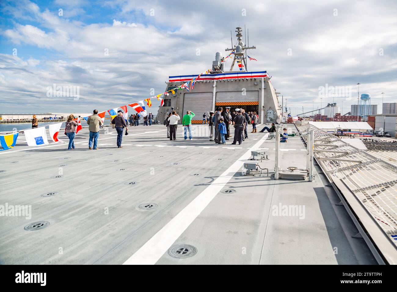 I visitatori sul ponte della nave da guerra classe Independence USS Jackson LCS-6 durante la cerimonia di commissificazione a Gulfport, Mississippi Foto Stock