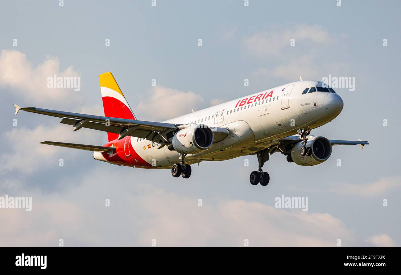 Iberia Ein Airubs A320-214 von Iberia befindet sich im Landeanflug auf den Flughafen Zürich. Registrazione EC-IEG. Zürich, 06.06.2023 *** Iberia An Airubs A320 214 di Iberia si avvicina all'aeroporto di Zurigo registrazione EC IEG Zurigo, 06 06 2023 credito: Imago/Alamy Live News Foto Stock