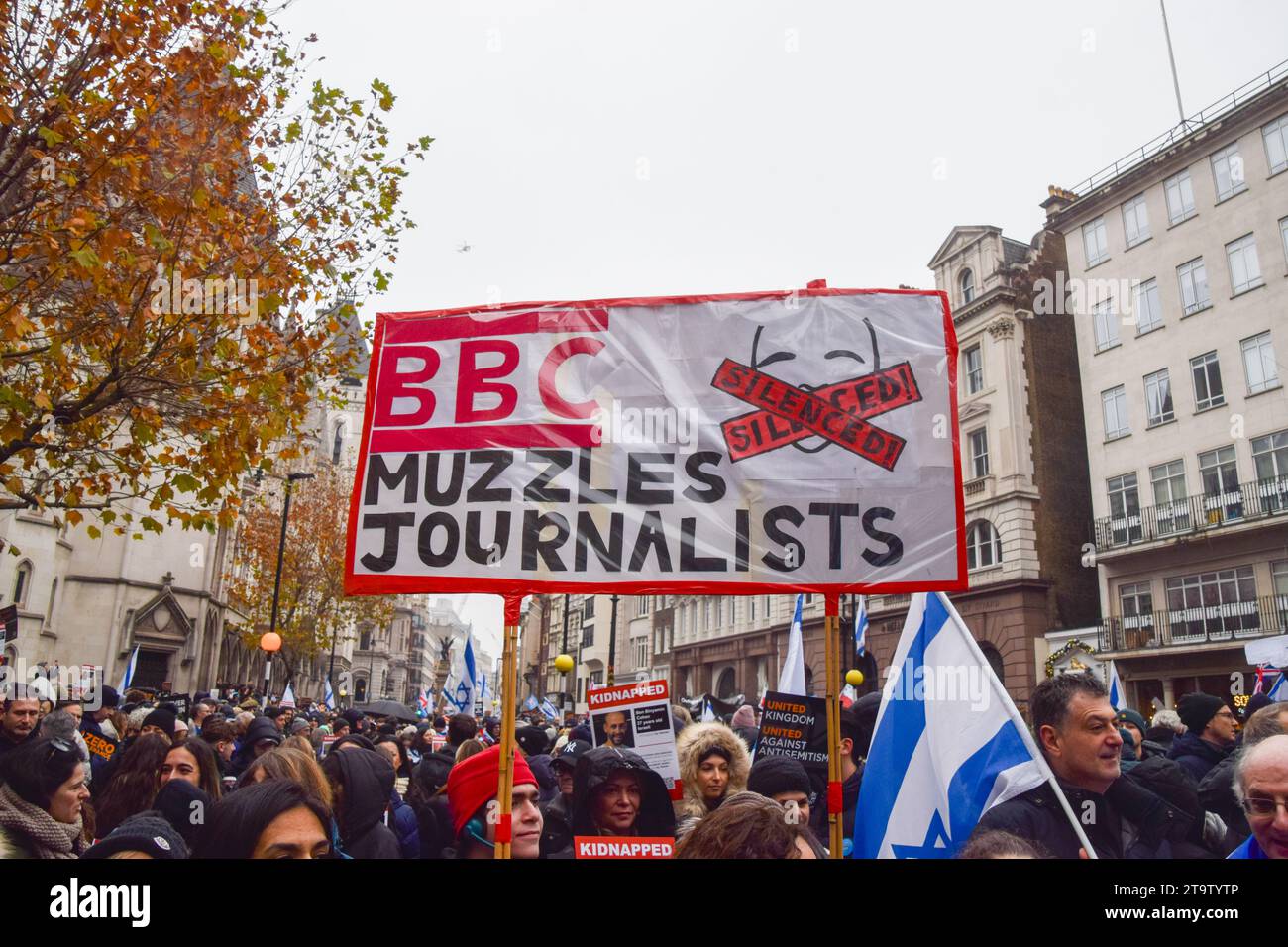 Londra, Regno Unito. 26 novembre 2023. I manifestanti si riuniscono al di fuori delle Royal Courts of Justice. Migliaia di manifestanti pro-Israele hanno marciato nel centro di Londra contro l'antisemitismo e hanno chiesto il rilascio di ostaggi israeliani detenuti da Hamas a Gaza. Credito: Vuk Valcic/Alamy Live News Foto Stock