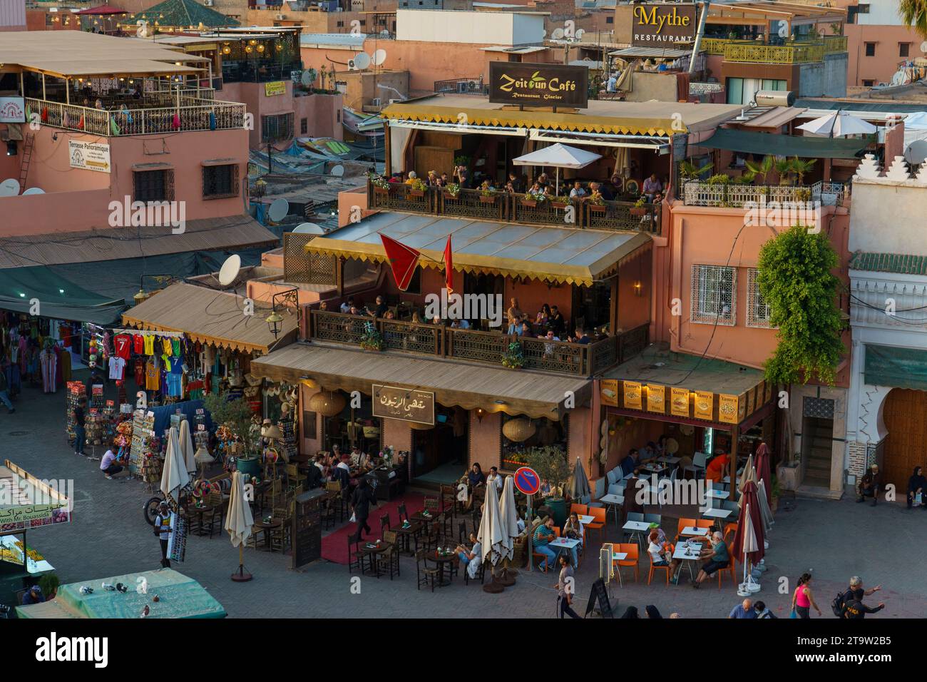 Nord Africa. Marocco. Marrakesh. Zeitoun Café a Place Jemaa el fna al tramonto Foto Stock