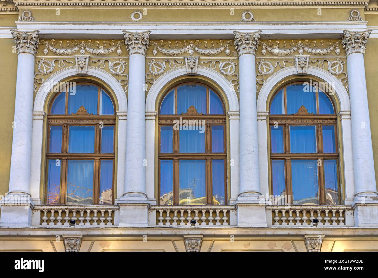 Tre finestre ad arco presso il County Government Office Building di Krusevac Serbia Foto Stock