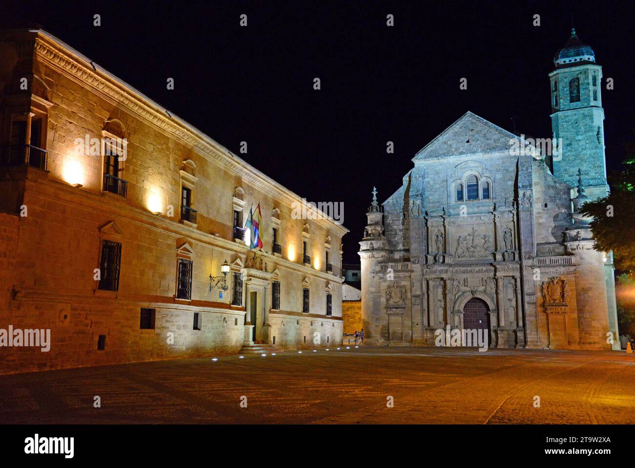 Úbeda (Patrimonio Mondiale dell'Umanità), Palazzo Deán Ortega o Palazzo Marqués de Donadío (a sinistra) e Sacra Capilla del Salvador (rinascimentale XVI secolo). La Loma, Jaé Foto Stock