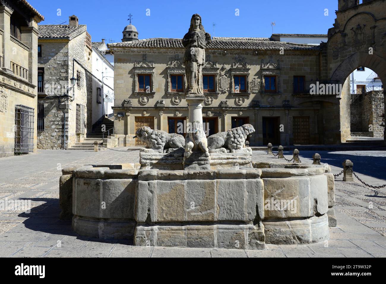 Baeza, Fuente de los Leones in piazza Los Leones. Al fondo Audiencia Civil e Escribanías Públicas e Jaén Door (sulla destra). Jaén, Andalusia, S Foto Stock