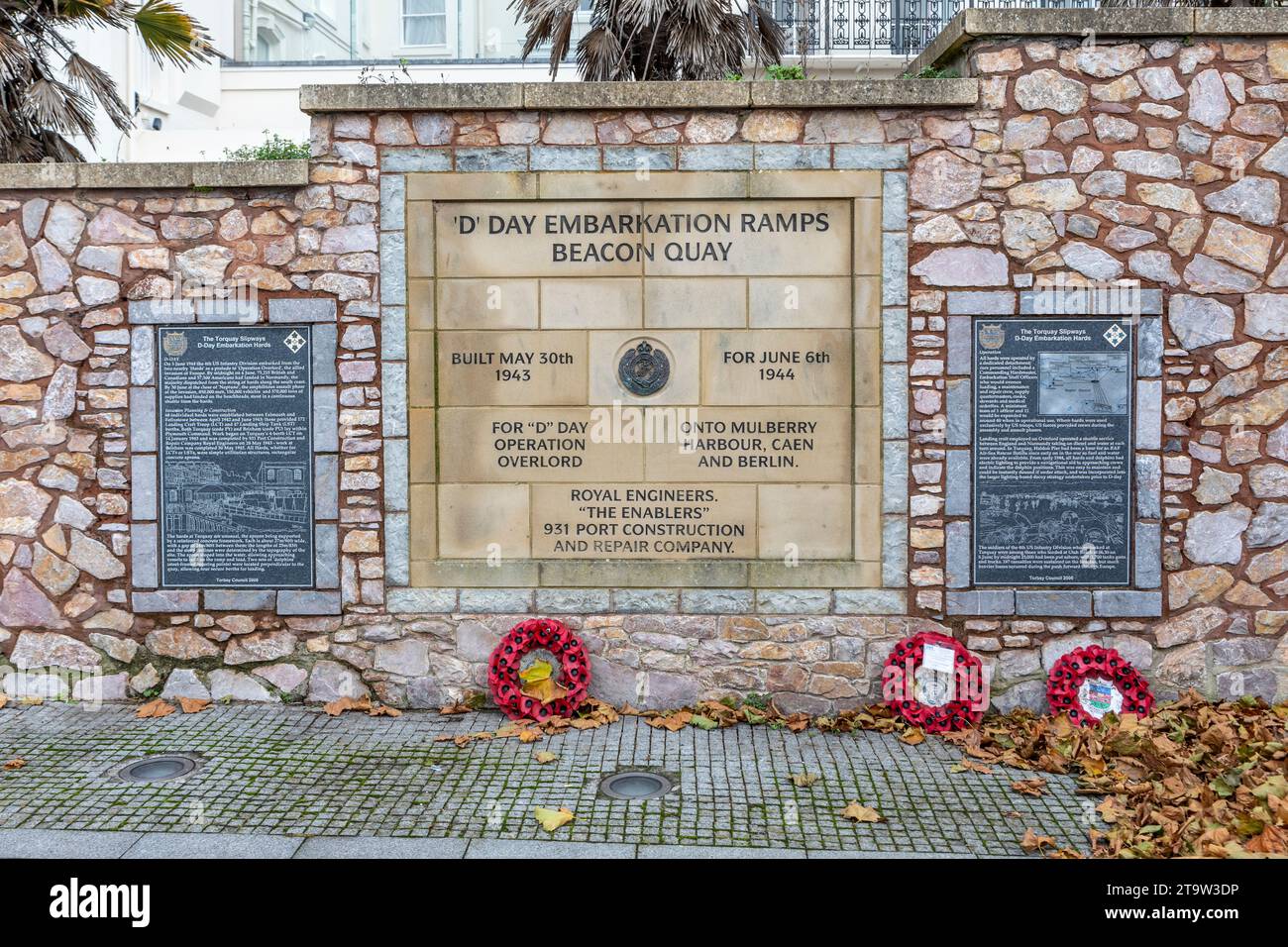 Questo memoriale commemora le rampe per l'imbarco dei LCTs (Landing Craft Troop) e degli LST (Landing Ship Tank). A Torquay Foto Stock