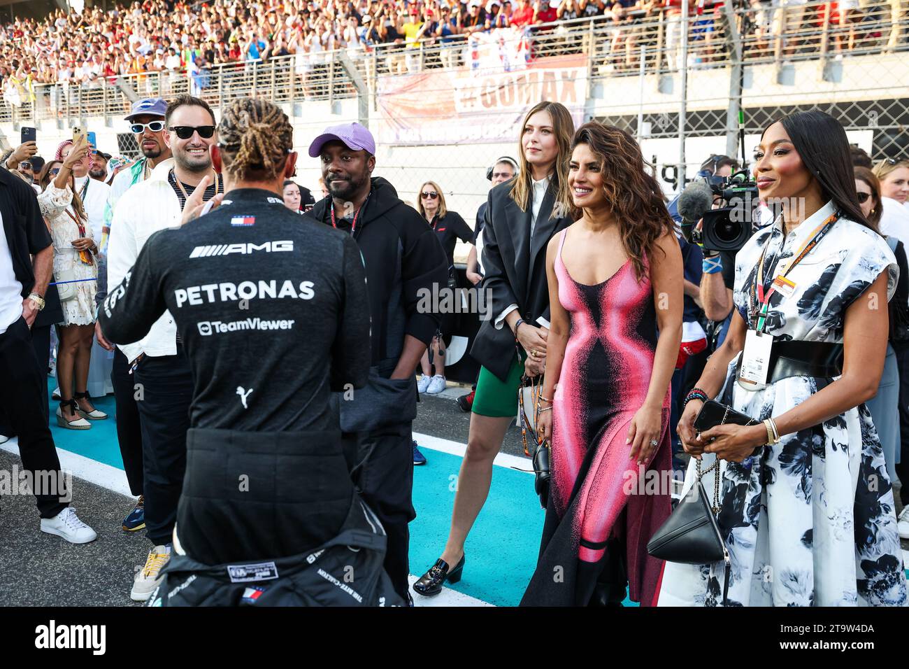 L'attore e cantante Priyanka Chopra Jonas, Maria Sharapova, Naomi Campbell, con HAMILTON Lewis (gbr), Mercedes AMG F1 Team W14, durante il Gran Premio di Formula 1 Etihad Airways Abu Dhabi 2023, 22° round del Campionato Mondiale di Formula 1 2023 dal 24 al 26 novembre 2023 sul circuito Yas Marina, ad Abu Dhabi Foto Stock