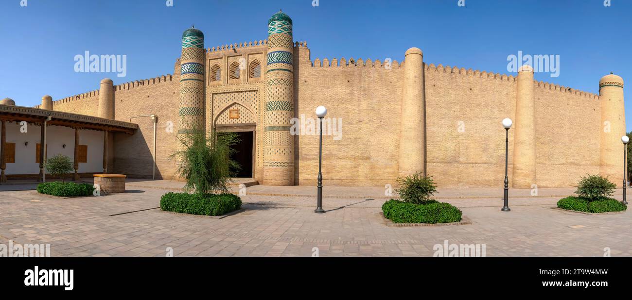 KHIVA, UZBEKISTAN - 7 SETTEMBRE 2022: Panorama delle mura dell'ingresso centrale del complesso Besh Hovli (Palazzo Nurillabay Khan, XIX secolo). Foto Stock