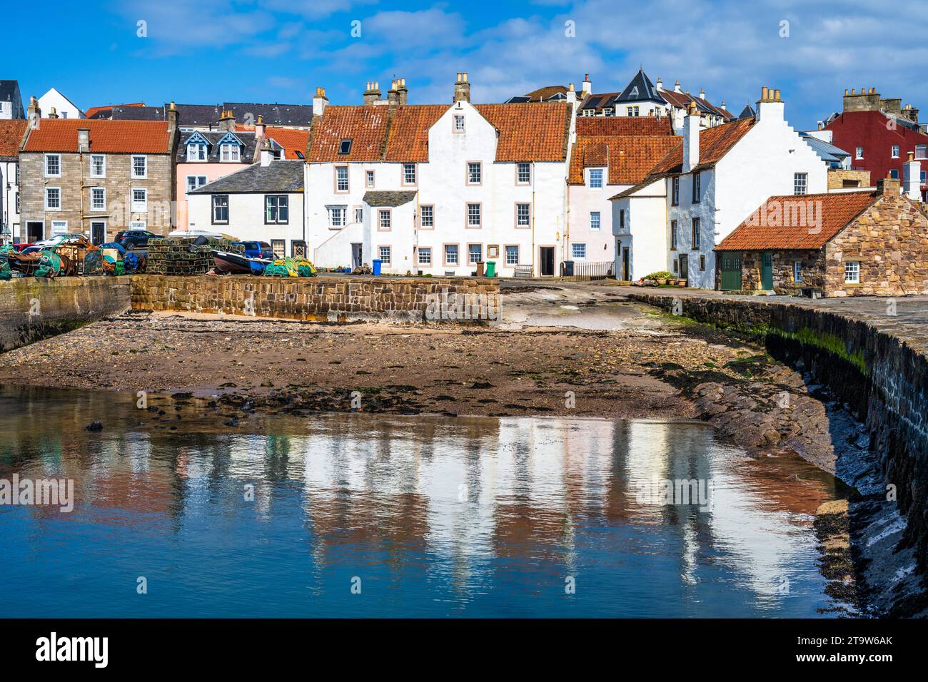 Riflessioni colorate di edifici ristrutturati sul molo della cittadina costiera scozzese di Pittenweem nell'East Neuk of Fife, Scozia, Regno Unito Foto Stock