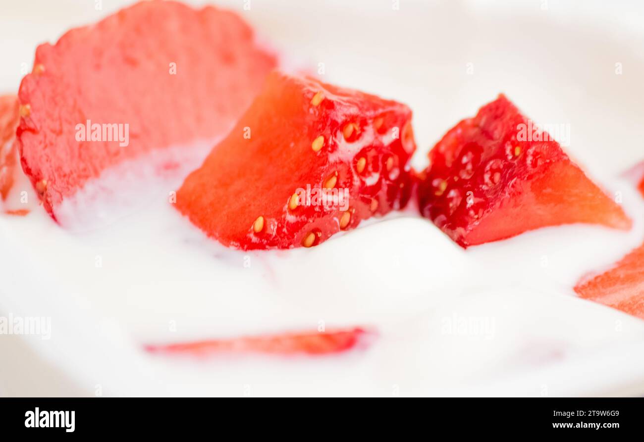 primo piano di fragola sana e yogurt bianco, concetto di nutrizione alimentare sana Foto Stock