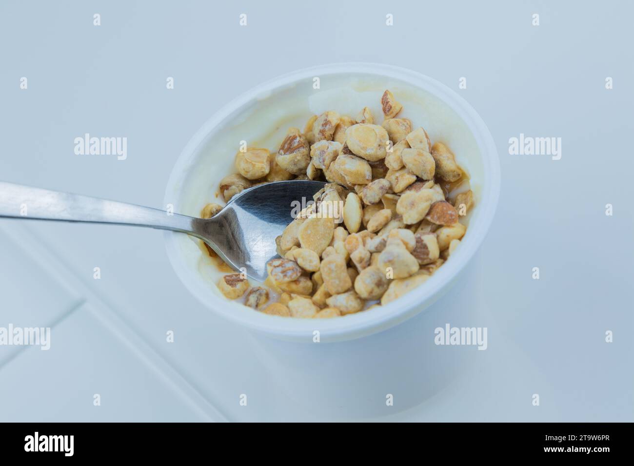 primo piano di cereali sani e cioccolato e yogurt bianco sul cucchiaio, concetto di nutrizione alimentare sana Foto Stock